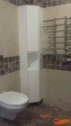 Funkcionali kampinė vonios spintelė. Dažyti vonios baldai. Caro baldai